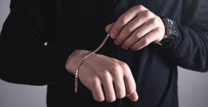 Les tendances 2023 des bijoux pour homme
