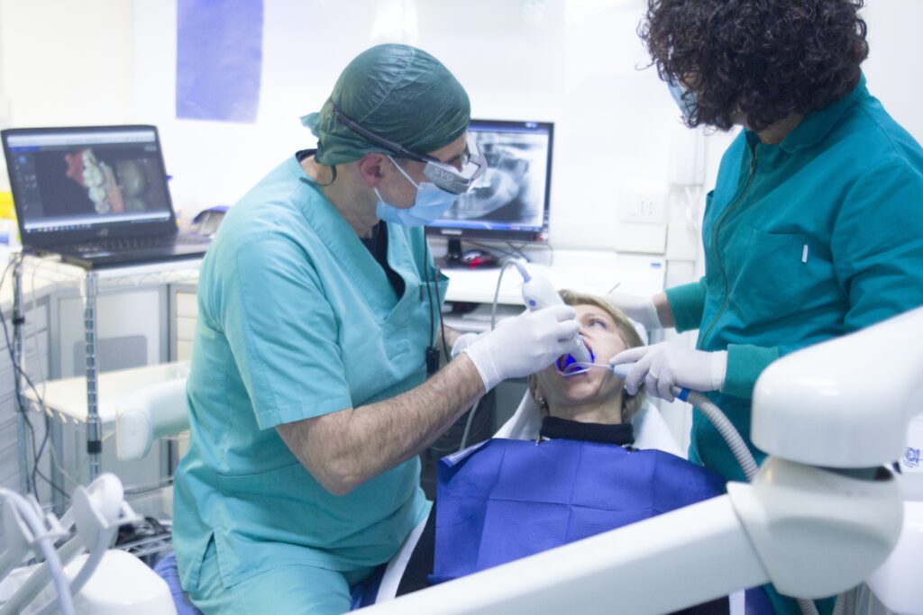 Implants Dentaires : Le Guide pour déterminer le nombre nécessaire par mâchoire